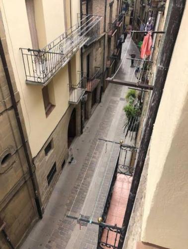 an overhead view of an empty street in a building at CASA PEQUE in Laguardia