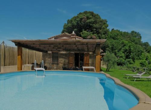 una piscina frente a una casa en Green Paradise Pool Villa, en Luciano