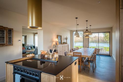 une cuisine et un salon avec une table et une salle à manger dans l'établissement La Pommeraie en Marquenterre, à Rue