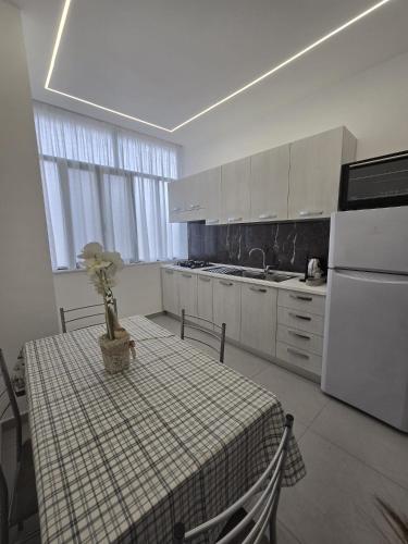 eine Küche mit einem Tisch mit einer Tischdecke darauf in der Unterkunft Casa Vacanze San Marco in Castellammare di Stabia