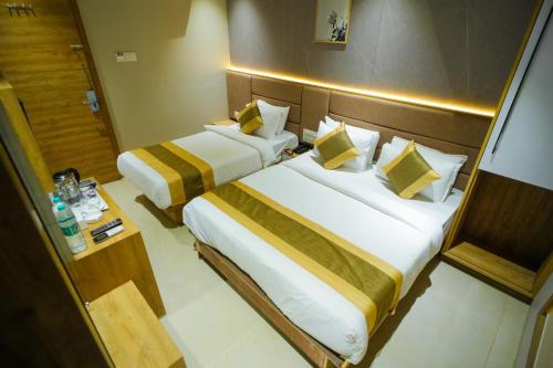 two beds in a hotel room with at Hotel Skylink Hospitality Mahalaxmi in Mumbai