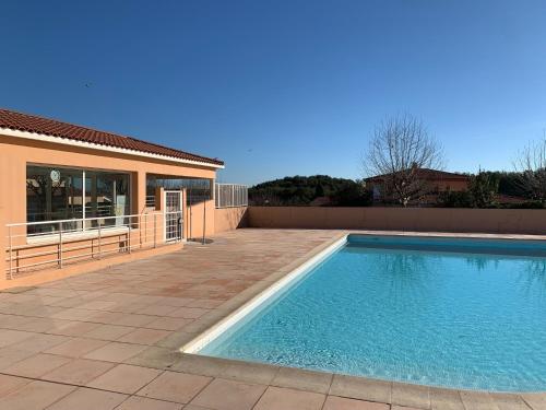 une piscine dans l'arrière-cour d'une maison dans l'établissement French Riviera Villa, à Biot