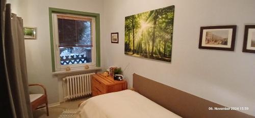 a bedroom with a bed and a window at Ferienwohnung am Dorfpark in Bispingen