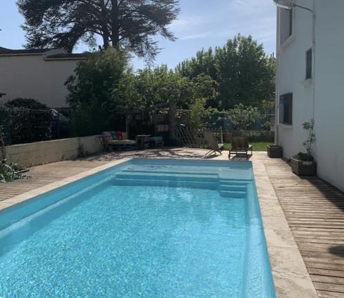 Rez de jardin de villa avec piscine proche mer