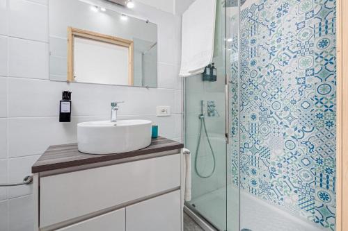 une salle de bain avec un lavabo et une douche dans l'établissement Nott'e Die, à Olbia