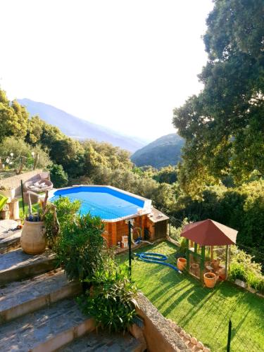 Elle offre une vue sur une arrière-cour avec une piscine et une maison. dans l'établissement Fozzano, à Fozzano