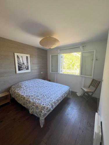une chambre avec un lit, une fenêtre et une chaise dans l'établissement Punta di l'Ortu House, à Conca