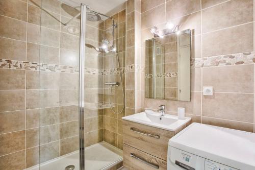 une salle de bain avec douche et lavabo dans l'établissement Seafront flat near Cabourg with free private parking, à Varaville