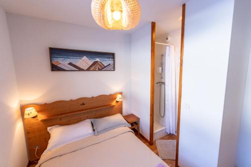 a bedroom with a bed and a picture on the wall at Bel appartement 6pers lumineux - Arvieux - Parc naturel du Queyras in Arvieux