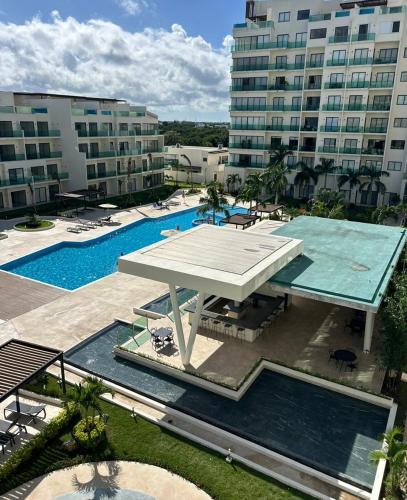 an overhead view of a swimming pool in a resort at Depa boutique nuevo de 2 recámaras - diseño, confort y excelente ubicación con alberca in Playa del Carmen