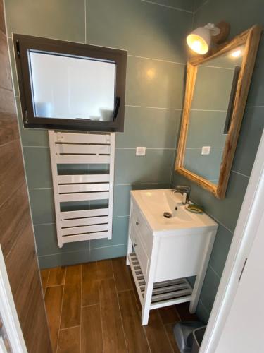 拉西约塔Studio l'Enchantement的浴室里有洗手池和镜子