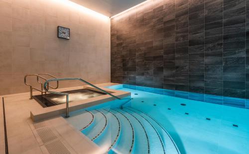 a large swimming pool with a lapidary at CitySuites 2 Aparthotel in Manchester
