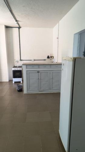 Ostras Hostelにあるキッチンまたは簡易キッチン