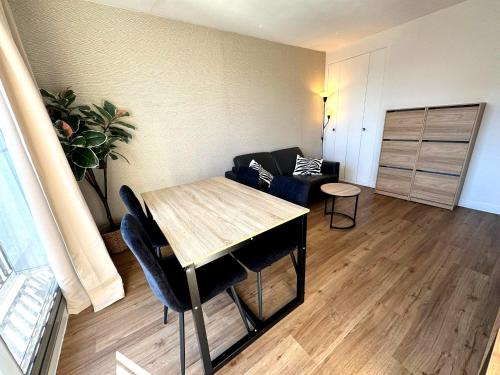 un salon avec une table et un canapé dans l'établissement Nid douillet et convivial à Gambetta, Paris 20ème, à Paris