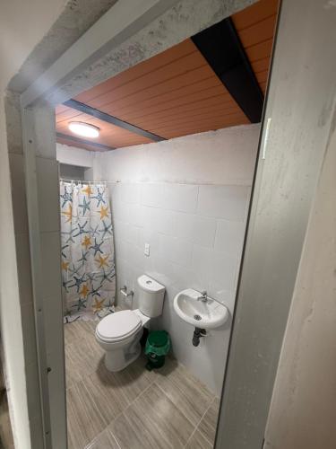 un baño con inodoro y lavabo en apartamento campestre 201, en Ibagué