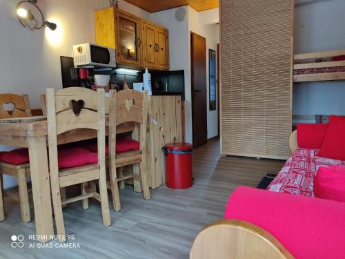 un salon avec une table et une salle à manger dans l'établissement Chez GéGé, à La Bresse