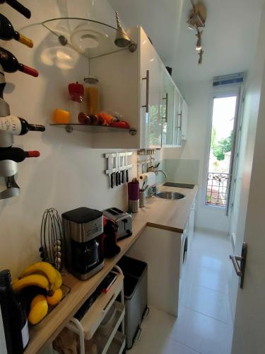 - une cuisine avec un comptoir avec des bananes dans l'établissement Bel appartement Paris Ouest sur cour proche métro, à Boulogne-Billancourt