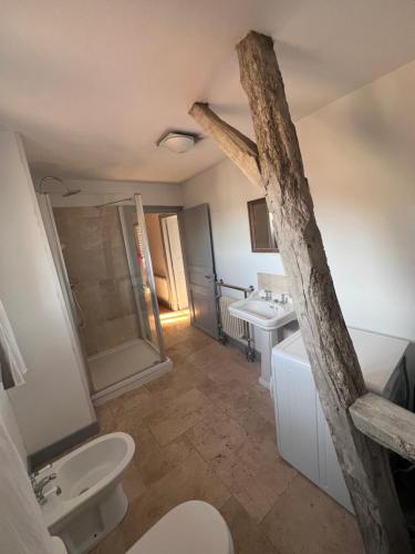 Un baño con dos lavabos, un inodoro y una ducha. en Sarlat en Couleurs, en Sarlat-la-Canéda