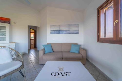 una sala de estar con un sofá y una mesa en Mare & Tranquillità - Trilocale con Wi-Fi, en Olbia