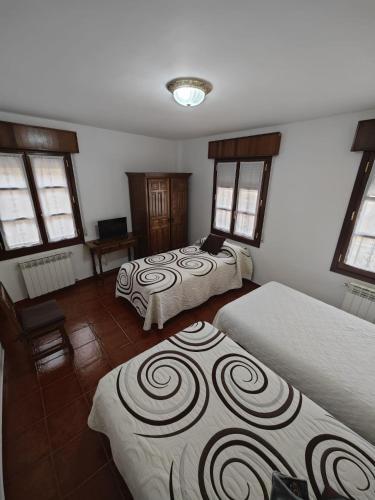 Cama o camas de una habitación en Hostal las Cantigas