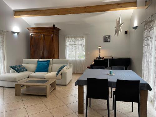 Jolie villa avec piscine et vue panoramique sur le golf