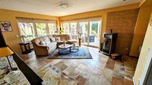 ヴァーレンにあるFerienhaus Günther 92qmのソファと暖炉のあるリビングルーム