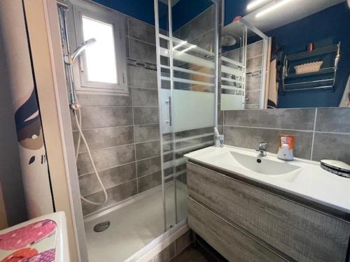 une salle de bain avec douche et lavabo dans l'établissement 108 Quai d'azur H21 CAP D'AGDE, 2 Pièces 4 pers avec parking proche port et môle, au Cap d'Agde