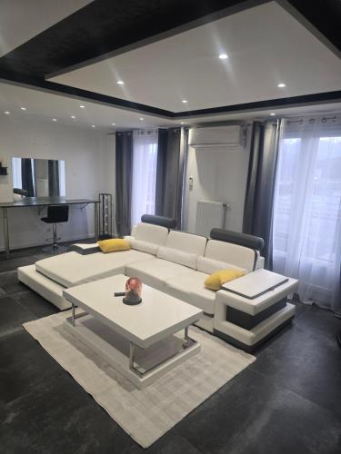 un salon avec un canapé blanc et une table dans l'établissement Le belle vu appartement T2 65m2, à Le Pont-de-Claix