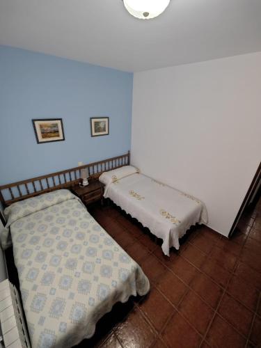 Cama o camas de una habitación en Hostal las Cantigas