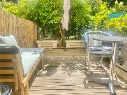 un patio avec une table et une table et des chaises dans l'établissement Studio cosy, terrasse, parking à Carnolès, à Menton