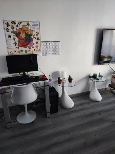 Cette chambre comprend un bureau avec un ordinateur et trois tables. dans l'établissement Studio 31 m², à Nice