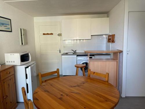 Il comprend une cuisine équipée d'une table en bois et d'un four micro-ondes. dans l'établissement Studio cabine, plage de St Cyprien, 200 m de la mer, à Saint Cyprien Plage
