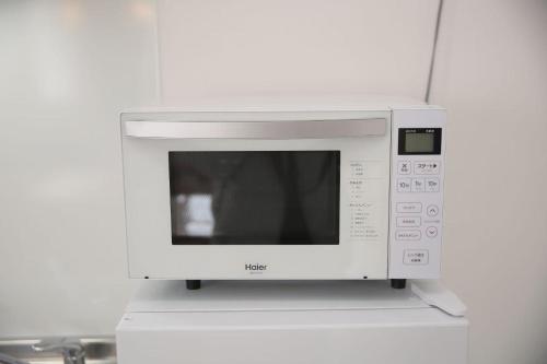 a microwave oven sitting on top of a counter at NewOpen大石100A広い展望台, 富士山と河口湖を望む 近大石公園 in Fujikawaguchiko