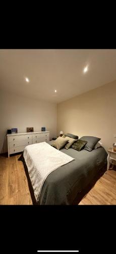 une chambre avec un grand lit dans une pièce dans l'établissement Villa 3 faces avec piscine, à Ponteilla