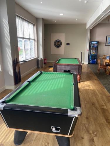 a room with a pool table in a room at Duffy's Den - Parkdean California Cliffs - Fulmar 45 in Scratby
