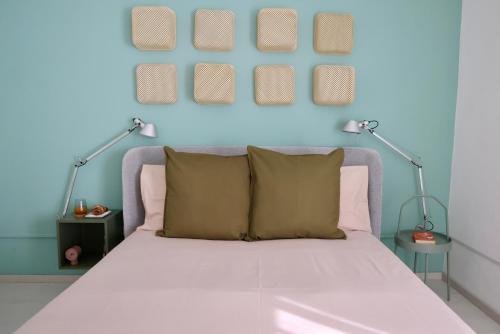 ein Schlafzimmer mit einem Bett und zwei Lampen in der Unterkunft Doma Centro 5 in Gela