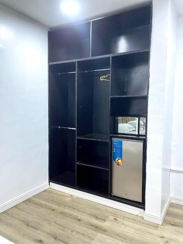 Una gran estantería negra en una habitación. en Male only cheap shared bedspace, en Ikeja