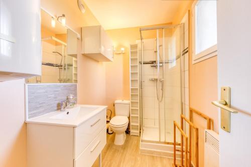 a bathroom with a toilet sink and a shower at Grand studio proche Disney / Val d'Europe in Lagny