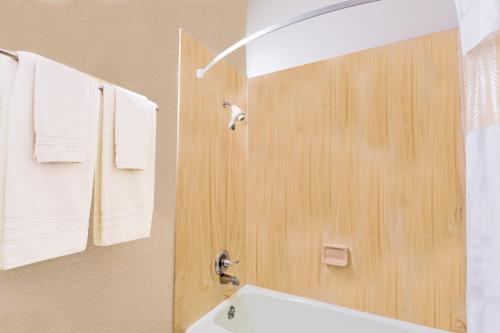 Ванная комната в Howard Johnson by Wyndham Phoenix Airport/Downtown Area