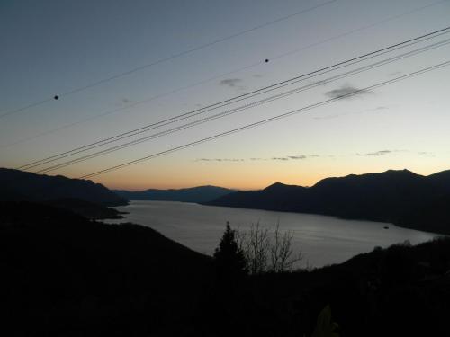 vista di una cassa d'acqua al tramonto di Lago Maggiore Holiday House with Panoramic Views a Dumenza