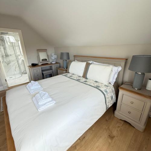 Ein Bett oder Betten in einem Zimmer der Unterkunft Castle View House - Luxury Vacation Home with Mountain & Sea Views - 5 min walk to Glenbeigh Village - 10 min drive to Rossbeigh Beach & Dooks Golf Course - On the Ring of Kerry-Wild Atlantic Way - 30 minute drive from Muckross House and National Park