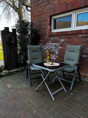 two chairs and a table on a patio at Ferienwohnung Landliebe am Dümmersee in Marl
