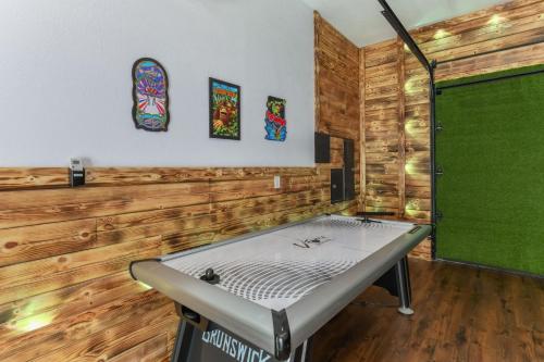 Biliár nebo kulečník v ubytování Fun N Sun - Ultimate Backyard Pool And Game Room