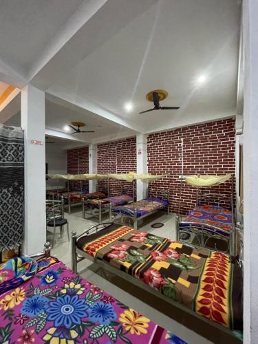 Voodi või voodid majutusasutuse Maa Janki Dormitory toas