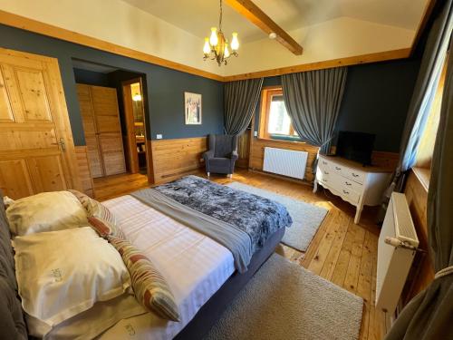 Кровать или кровати в номере Carpathian Log Home