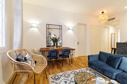 un salon avec un canapé bleu et une table dans l'établissement Chic & Cozy 2 Bdr Heart of the Old Town, à Nice