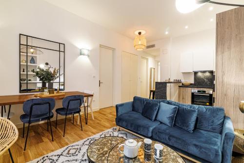un salon avec un canapé bleu et une table dans l'établissement Chic & Cozy 2 Bdr Heart of the Old Town, à Nice