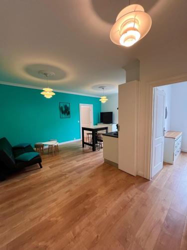 un salon vide avec un canapé et une table dans l'établissement AzurPrestigeStation5min TV Elegant Relaxing Chill, à Bellegarde-sur-Valserine