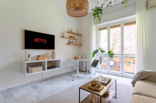 TV a/nebo společenská místnost v ubytování Yesclusive Apartment M4-Navigli Milan-Unipol Forum-Humanitas-Vodafone Village
