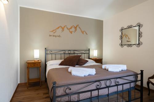 Giường trong phòng chung tại La Corte della Casera